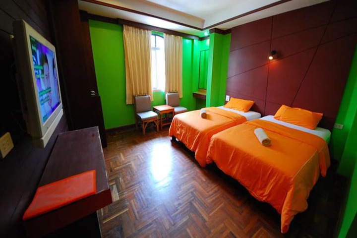 Room 4 of 18