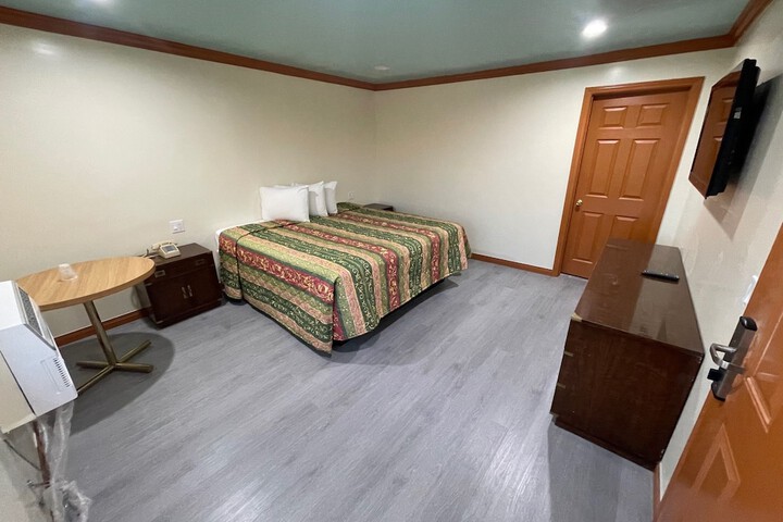 Room 8 of 10