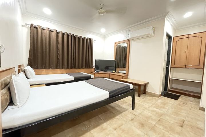Room 3 of 8