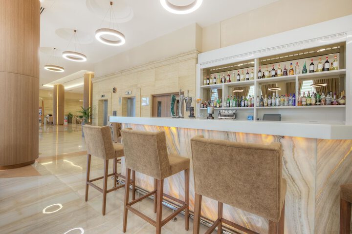 Lounge 128 of 148