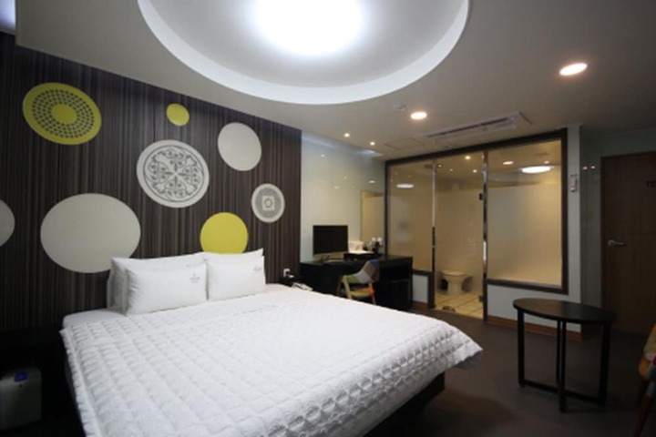 Room 12 of 43