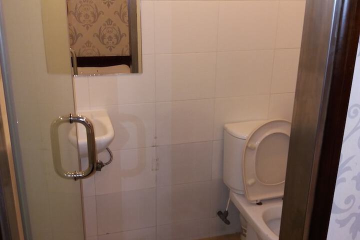 Room 25 of 106