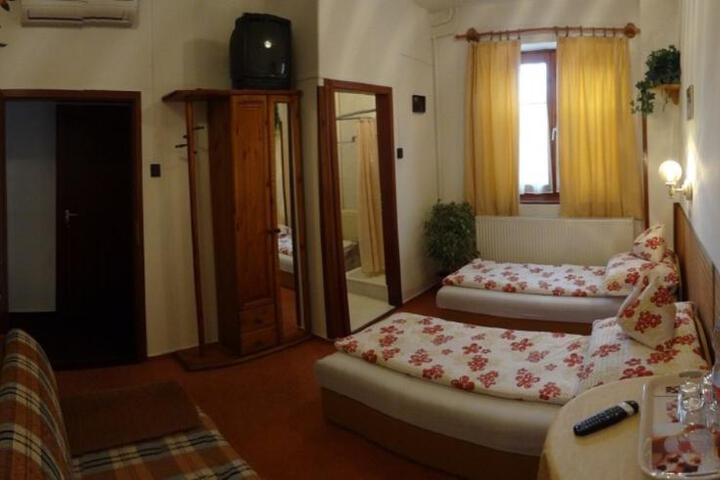 Room 7 of 8