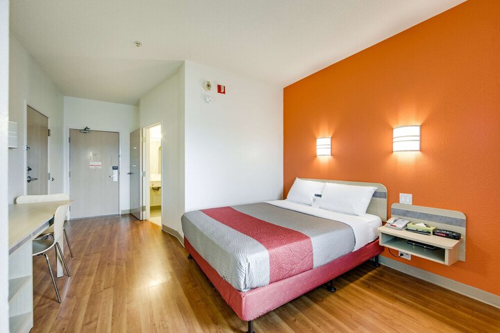 Room 9 of 35