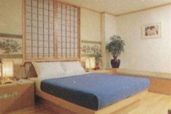 Room 6 of 12