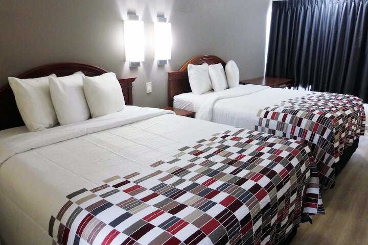 Deluxe 2 Queen Beds (1 of 8)