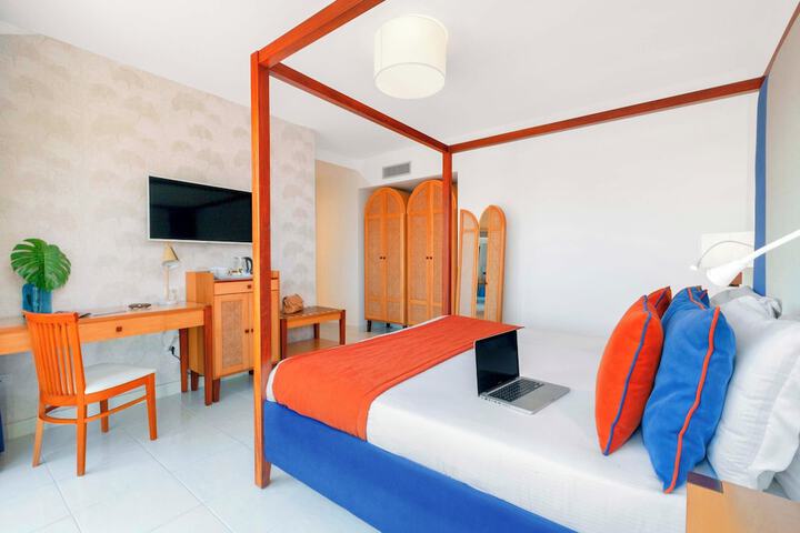 Room 33 of 100