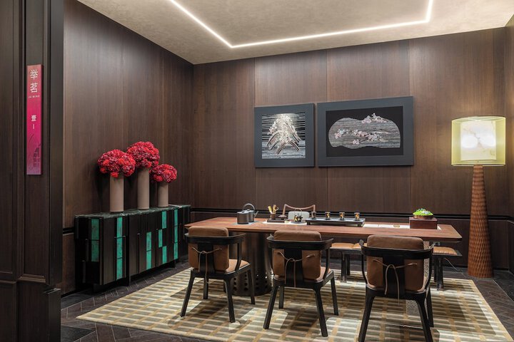 Lounge 77 of 102