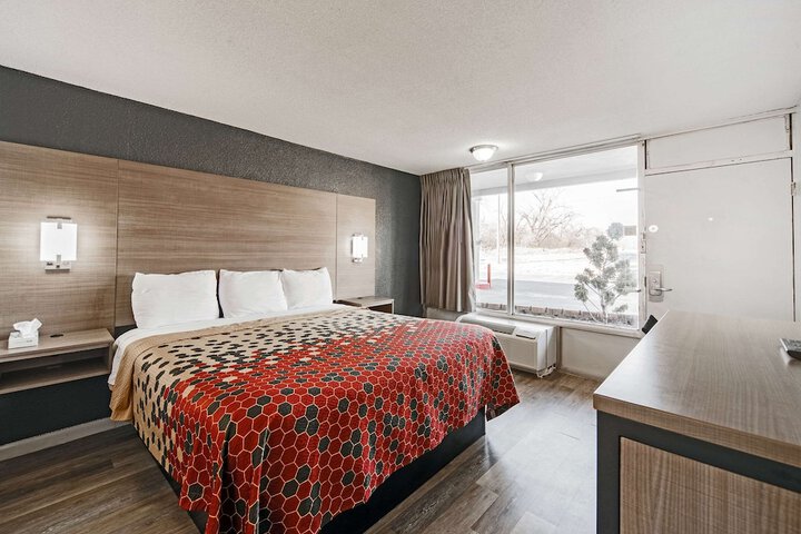 1 King Bed (10 of 10)