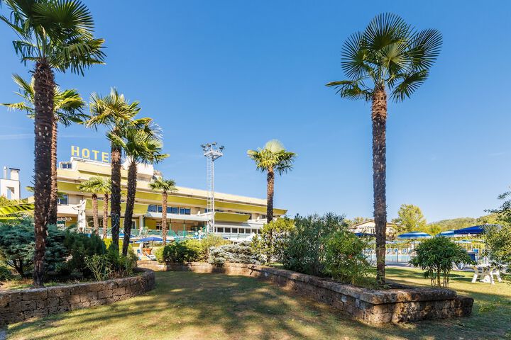 Hotel Exterior 43 of 47