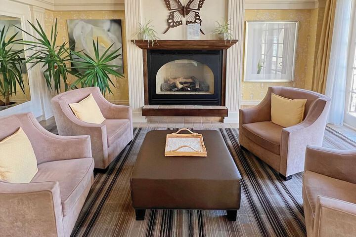 Lounge 54 of 70