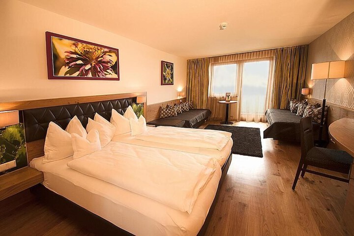 Room 6 of 12