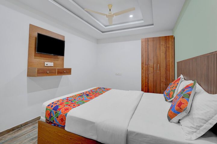 Room 11 of 28