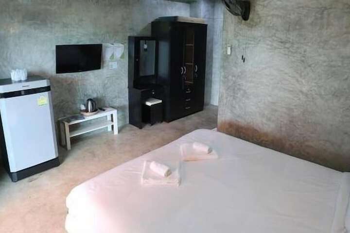 Room 11 of 33