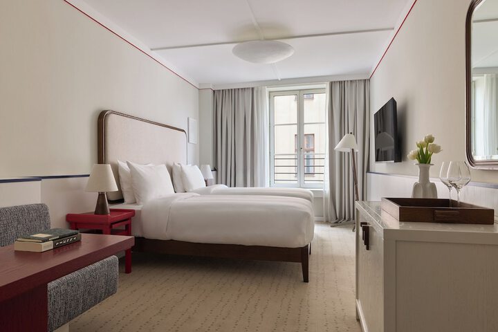 Room 32 of 82