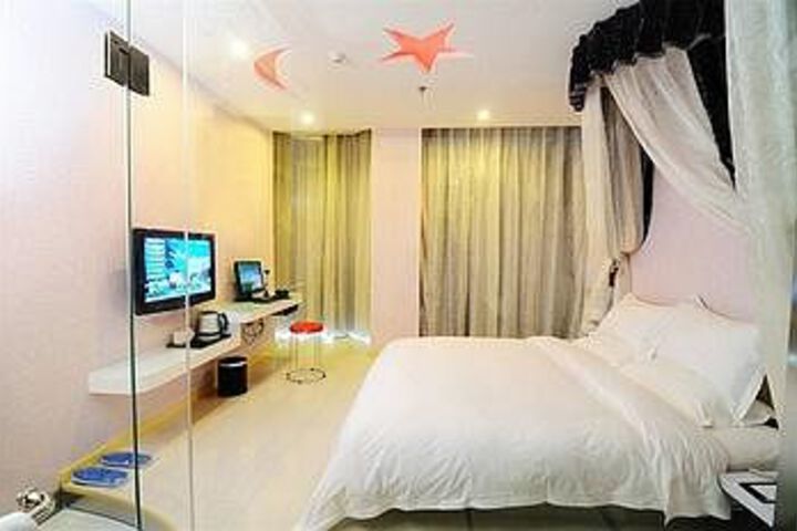 Room 7 of 16