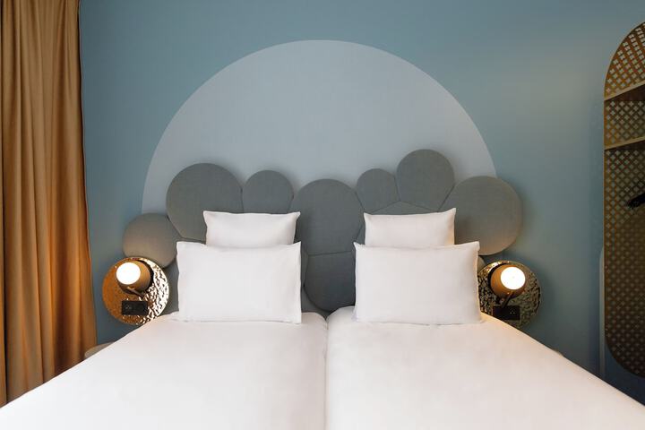Room 8 of 74
