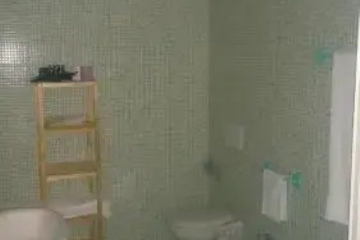 Room 5 of 9