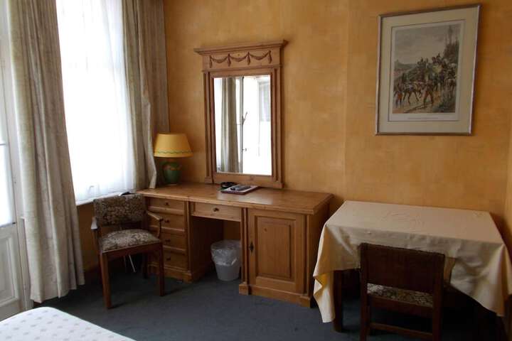 Room 10 of 35