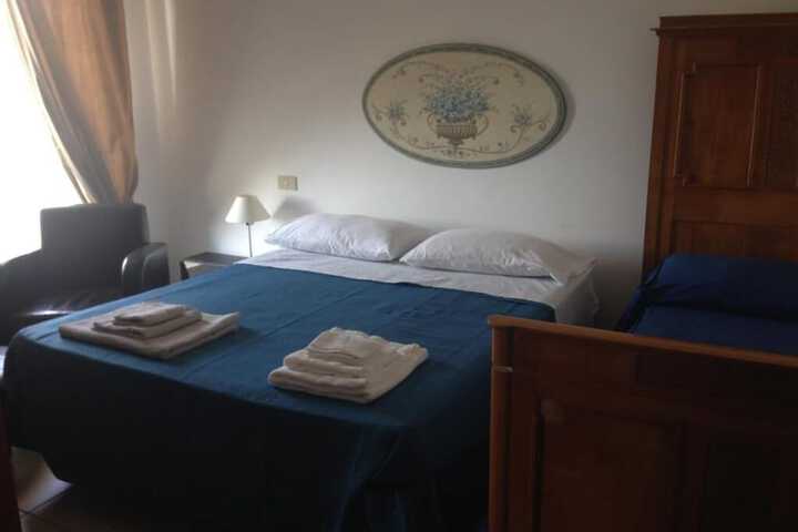 Room 5 of 12