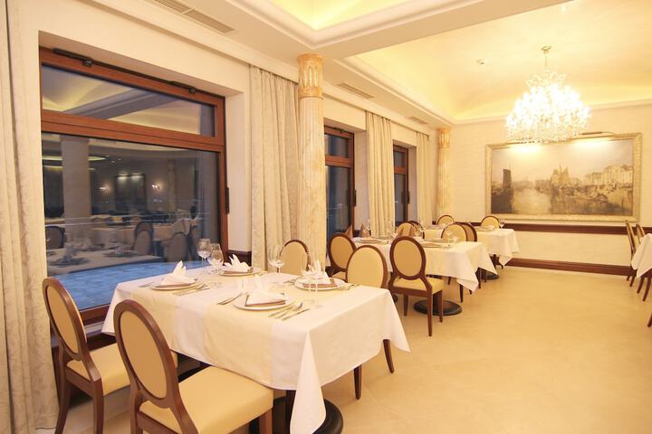 Dining 74 of 108