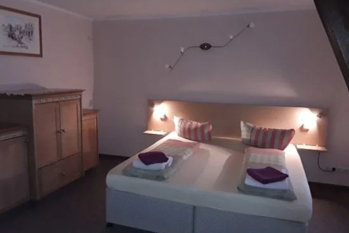 Room 2 of 8