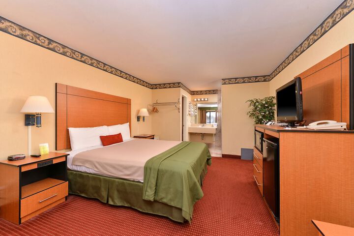 1 King Bed Ocean View (2 of 11)