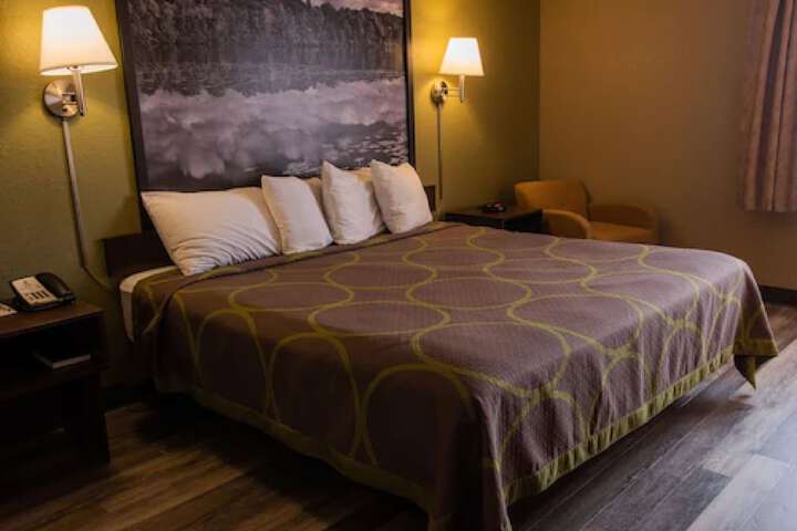 1 King Bed (6 of 8)