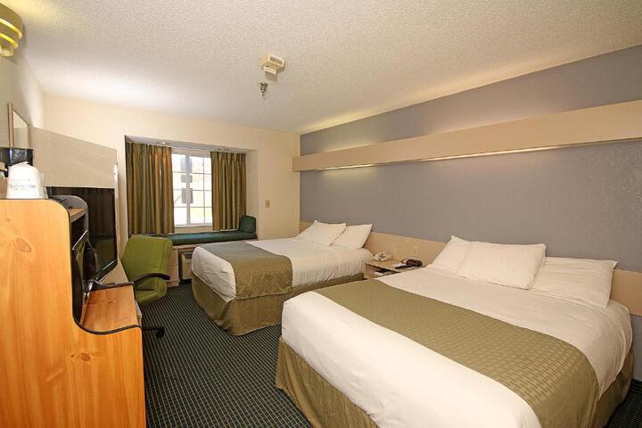 2 Queen Beds (2 of 17)