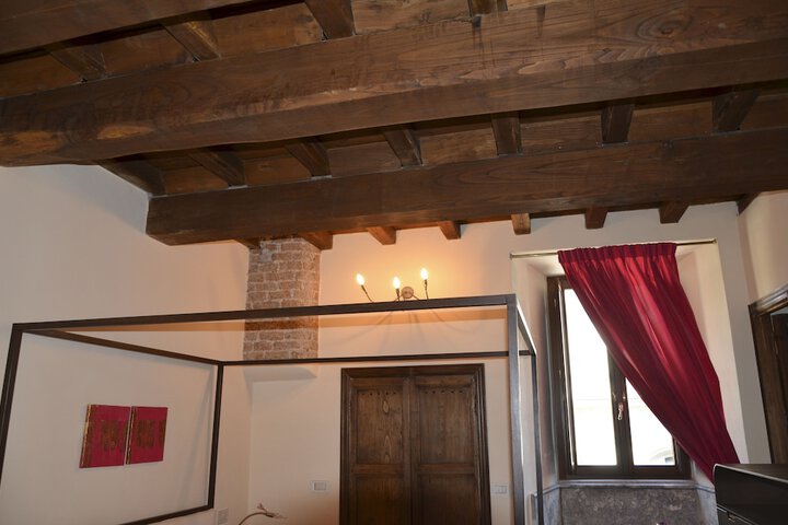 Room 9 of 22