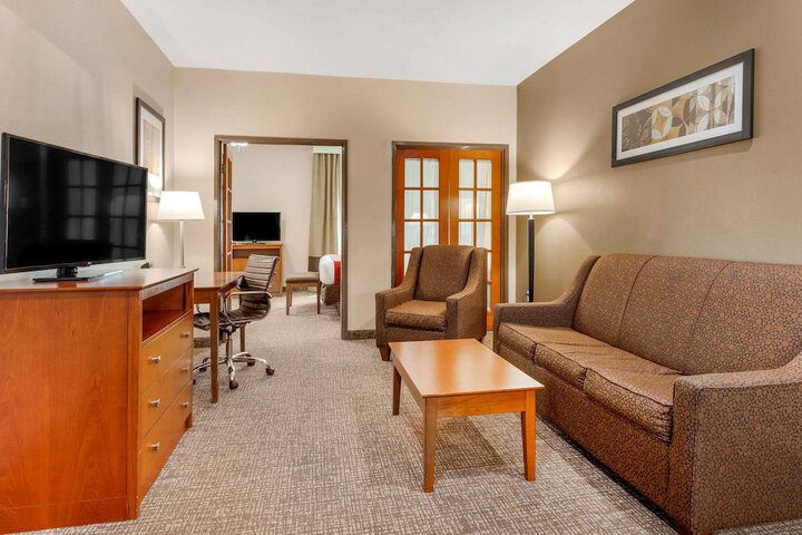 1 King Bed Suite (32 of 44)