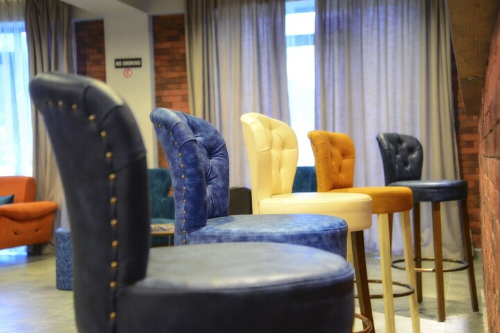 Lounge 32 of 52