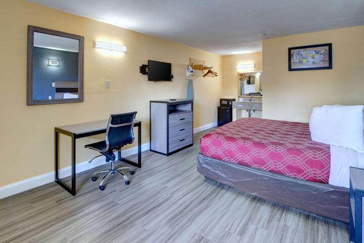 1 King Bed Accessible (13 of 14)