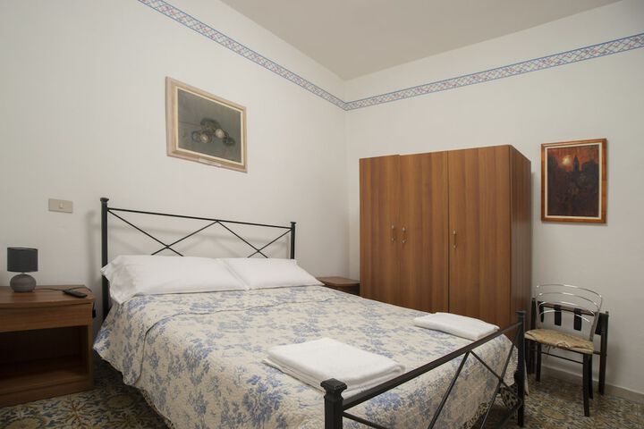 Room 27 of 48