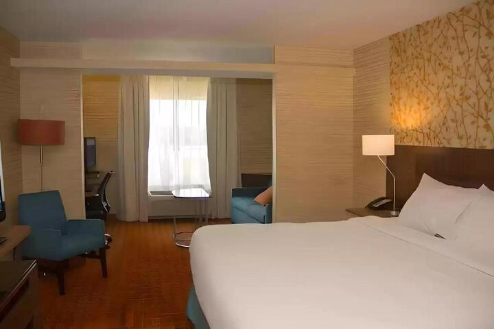 1 King Bed Accessible (7 of 9)