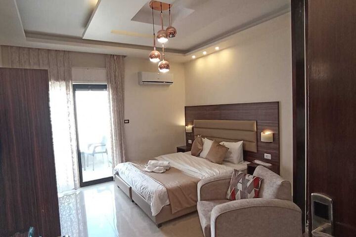Room 26 of 77