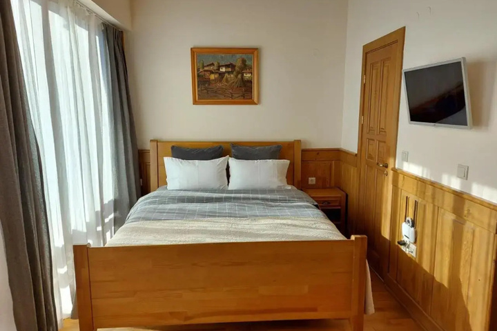 Room 6 of 16
