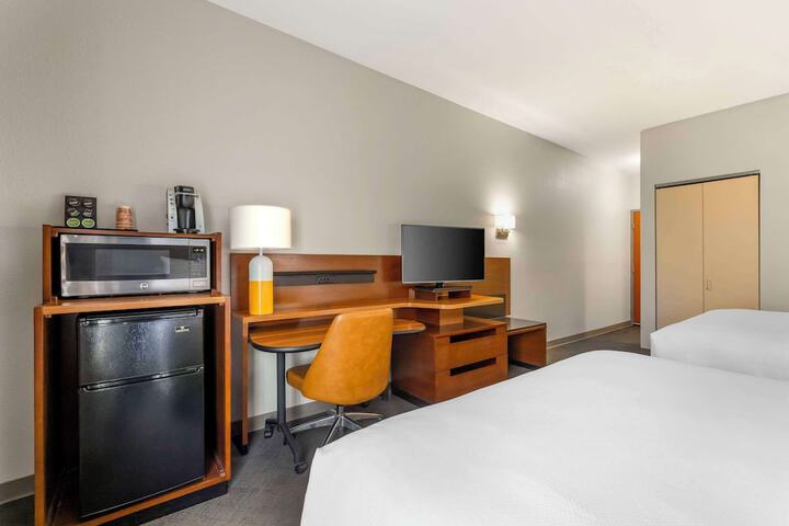 2 Queen Beds (2 of 6)