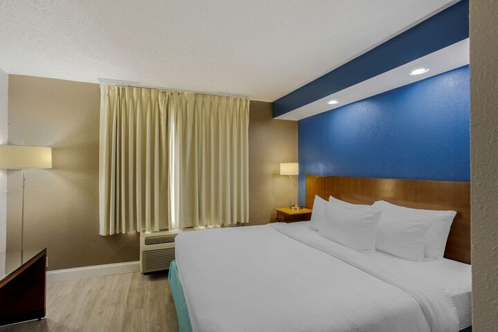 1 King Bed (15 of 22)