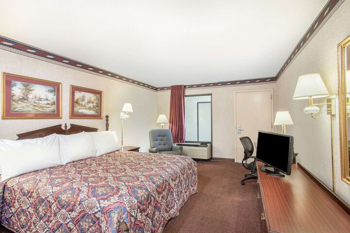 1 King Bed (12 of 14)