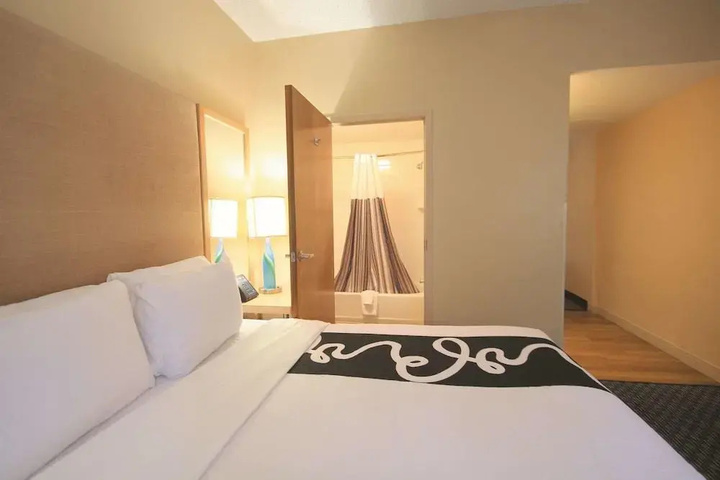 Room 4 of 8