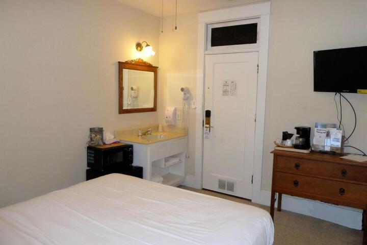 1 Queen Bed (18 of 26)