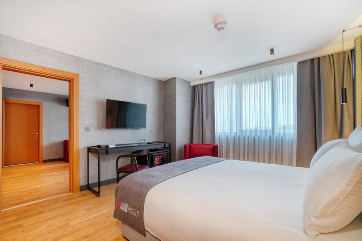 Room 40 of 143