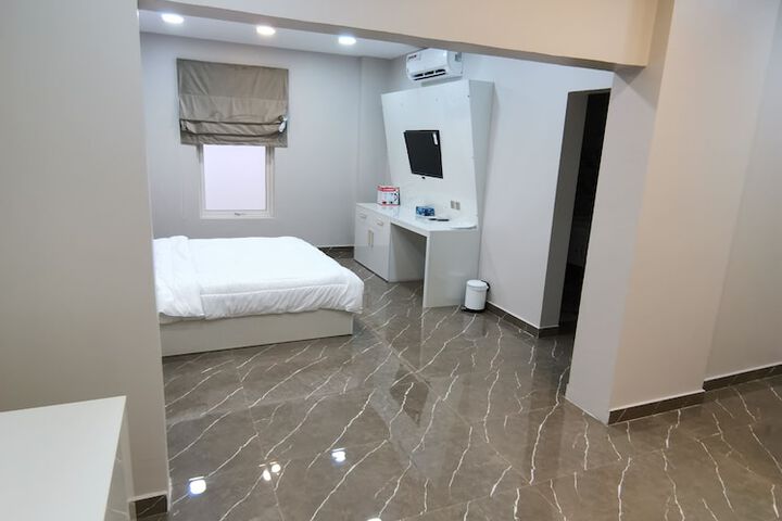 Room 9 of 14