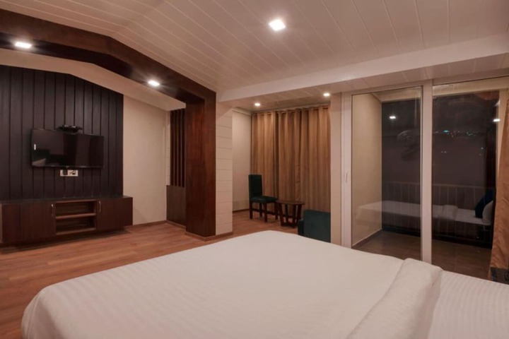 Room 9 of 33