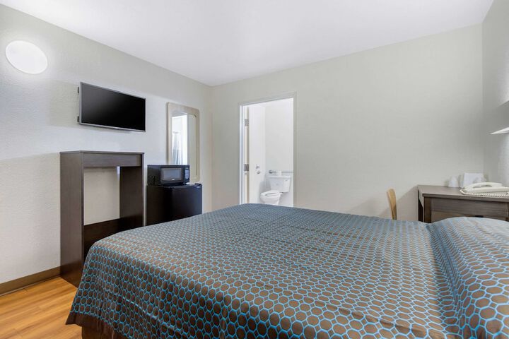 Queen Bed Accessible (5 of 14)