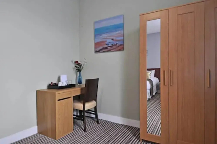 Room 2 of 10