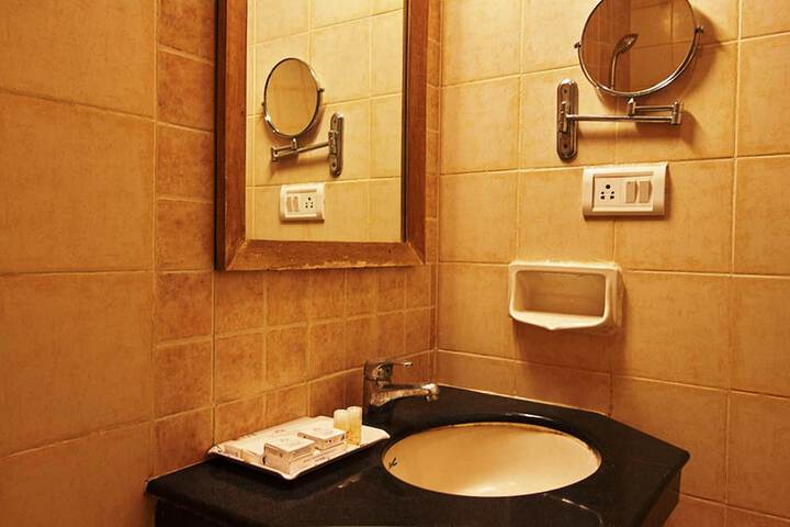 Room 35 of 76