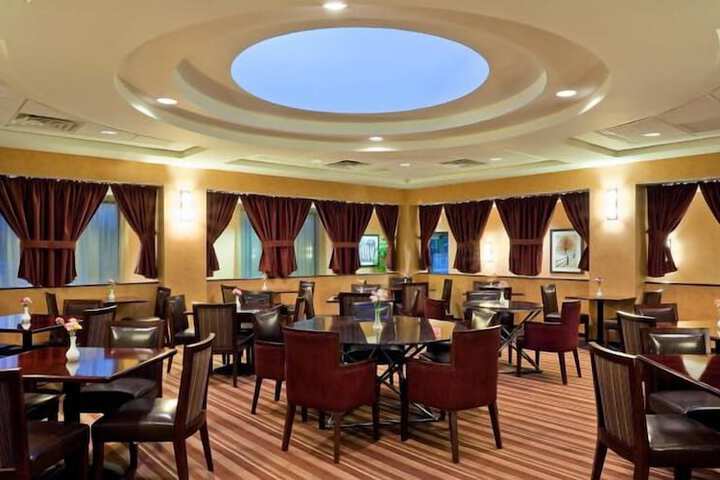 Dining 8 of 9