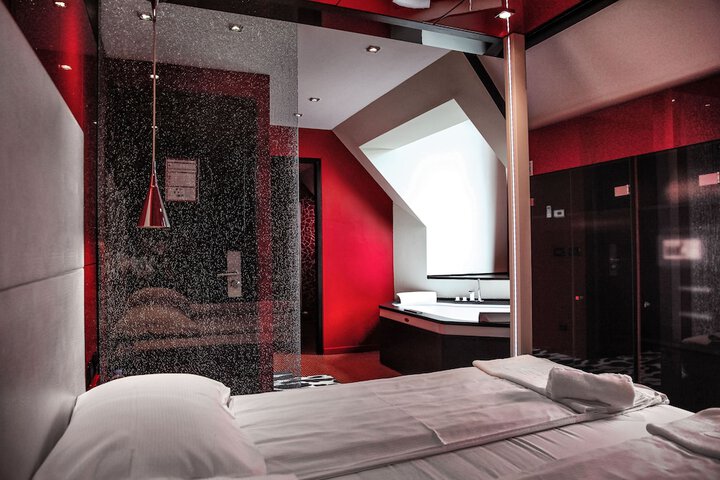 Room 7 of 16